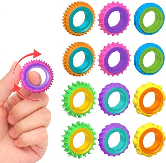 Hand met een paars en roze draaiend fidgetspeelgoedje, en een reeks van 12 kleurrijke, getextureerde fidgetringen.