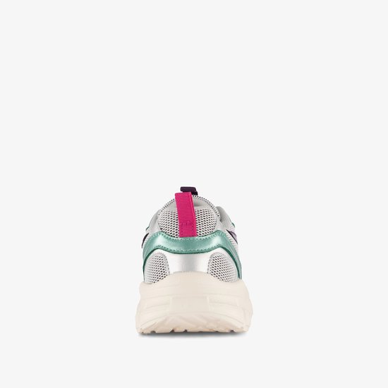 Achterkant van blauwe dad sneakers met paarse en mintgroene accenten en een roze lus.