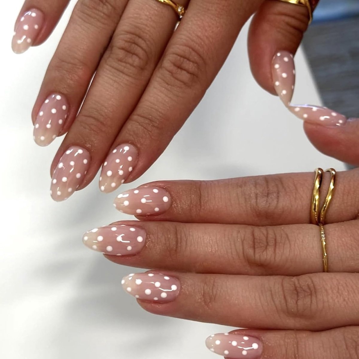 24 stuks Franse press-on nagels, medium amandel, nude, witte stippen, kunstballerina's om op de nagels te drukken, natuurlijke volledige afdekking, voor vrouwen en meisjes, manicure kunst