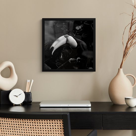 Cadre photo avec affiche Zwart et Wit- Toucan entouré de papillons dans la jungle - noir et blanc - 40x40 cm - Cadre pour affiche