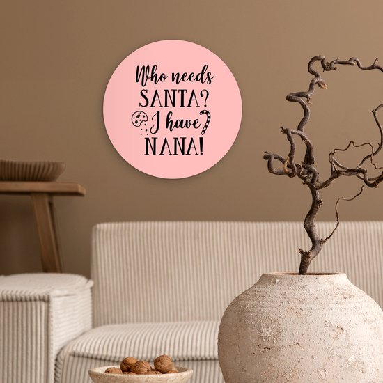 Citation de Noël Qui a besoin du Père Noël? J'ai nana! sur fond rose Assiette en plastique cercle mural - ⌀ 30 cm - peinture ronde - impression photo sur cercle mural en plastique (forex) / cercle vivant / (décoration murale)