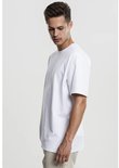 Man in losvallend wit T-shirt, beige broek.