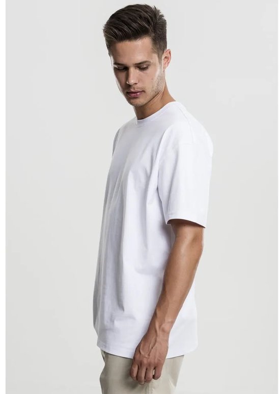 Man in losvallend wit T-shirt, beige broek.
