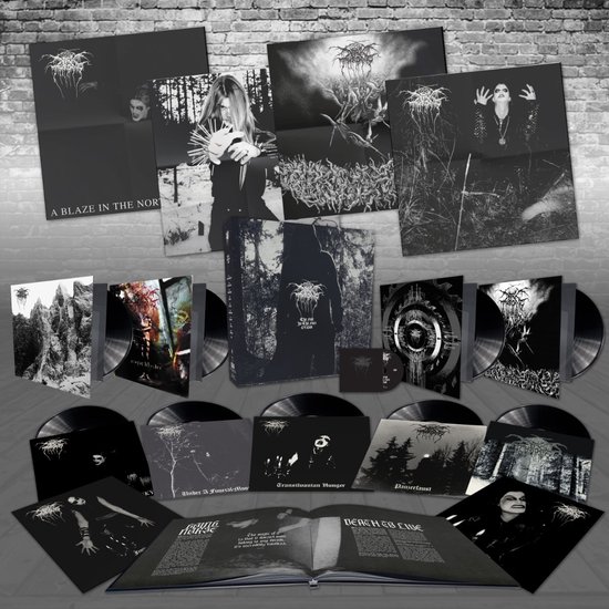 Een collectie zwart-wit albumhoezen en vinylplaten van Darkthrone, met 'A Blaze in the North' en 'Transilvanian Hunger'.