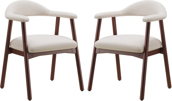 Set van twee beige eetkamerstoelen met houten frame en armleuningen.