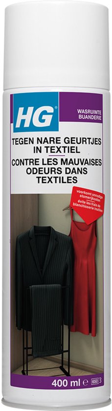 Spuitbus met paarse en grijze kleding op hangers.
