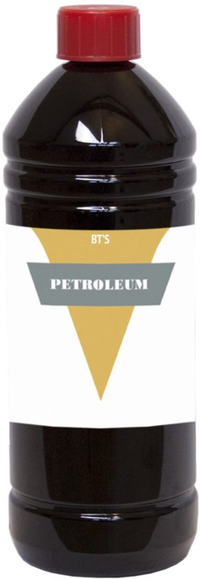 Zwarte plastic fles met rode dop gevuld met donkere vloeistof. Gekartelde dop en de tekst 'PETROLEUM' op een wit etiket met gele en grijze accenten.