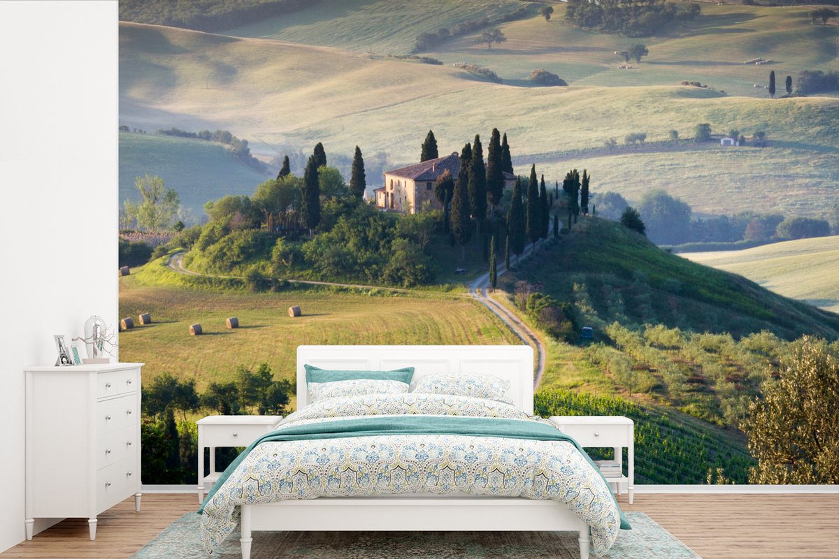 Behang - Fotobehang Toscane - Landschap - Groen - Breedte 600 cm x hoogte 400 cm