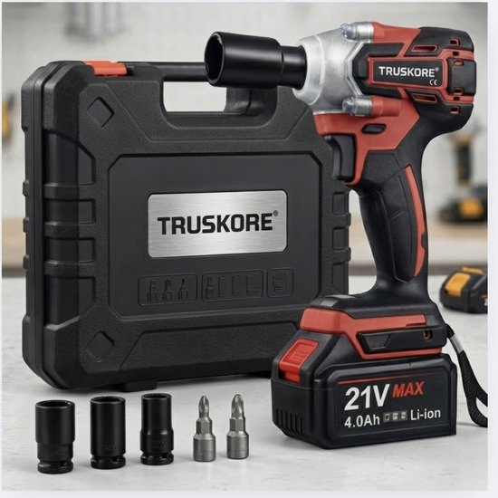 Rode en zwarte accuslagmoersleutel van Truskore, met koffer en accessoires. "21V MAX 4.0Ah Li-ion" op de accu.
