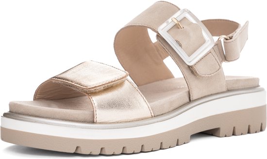 Sandales beiges avec bride dorée sur l'avant-pied, bride de cheville réglable avec boucle et semelle épaisse.