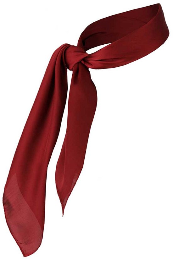Een bordeauxrode bandana/kleine sjaal, met de knoop naar links en de uiteinden naar rechts hangend.