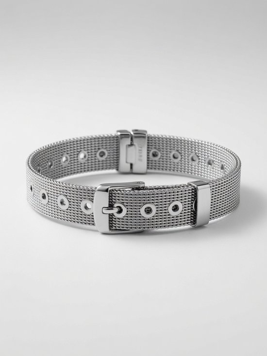Zilverkleurige horlogeband met mesh-structuur en gesp met oogjes.