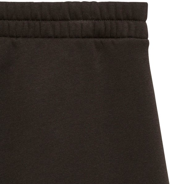 Close-up van de elastische tailleband van een bruine joggingbroek.
