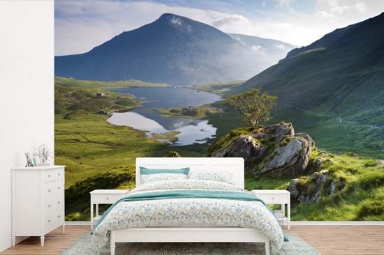 Behang - Fotobehang Kleurrijke afbeelding van een berglandschap - Breedte 360 cm x hoogte 240 cm