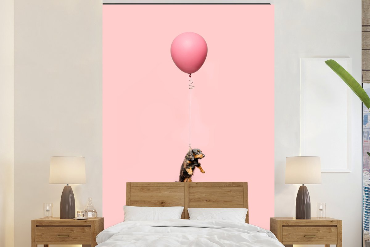 Behang - Fotobehang Teckel zweeft omhoog door een ballon - Breedte 170 cm x hoogte 260 cm