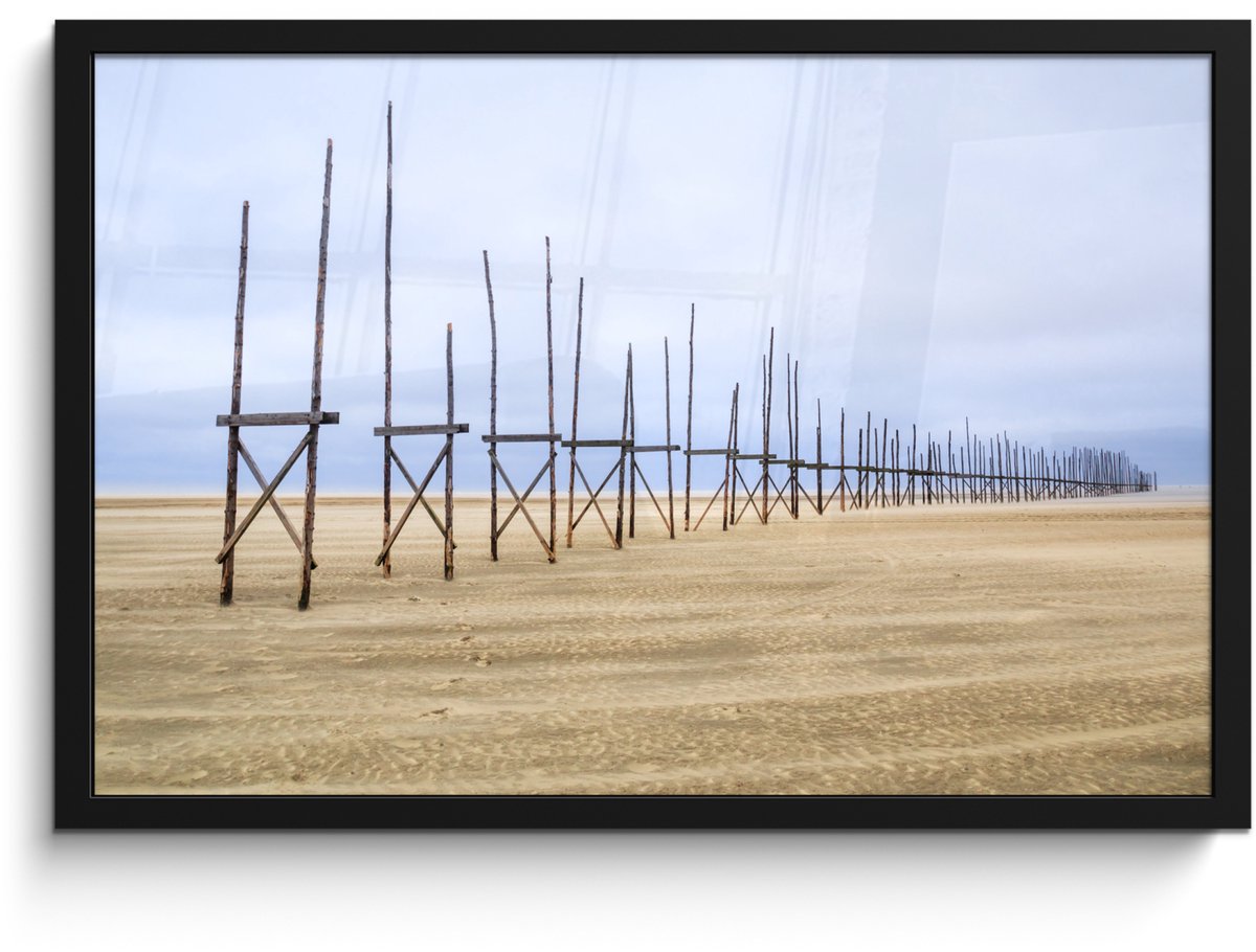 Poster in lijst - Fotolijst 60x40 cm - Posters - Palen op het strand van Vlieland - Poster