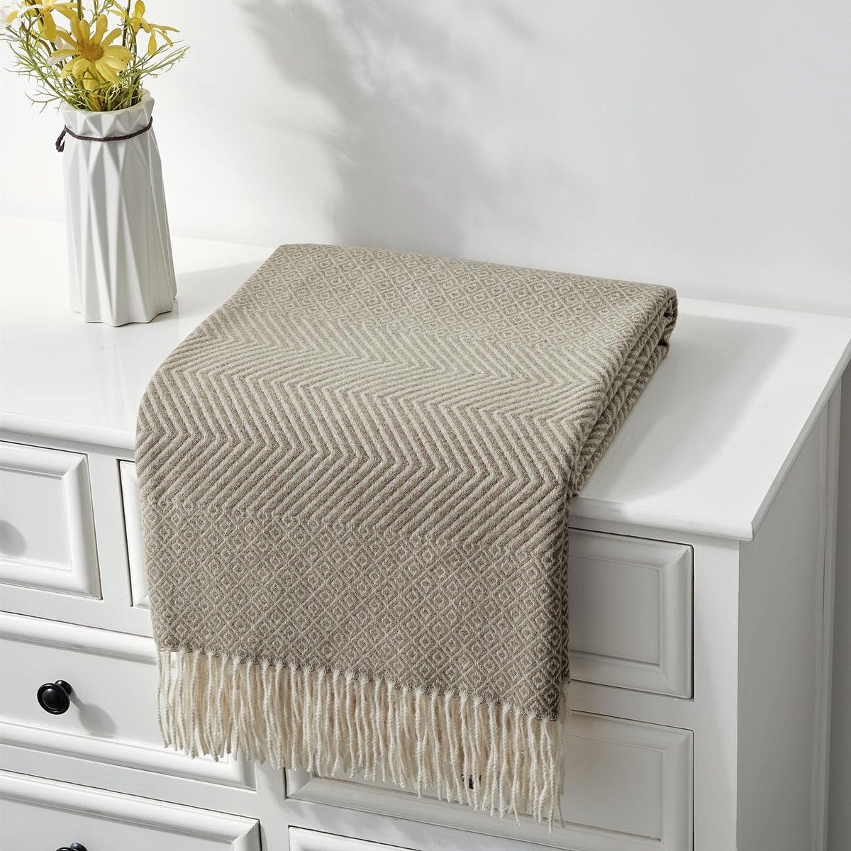 Chenille-deken, 127 x 152 cm, in boerderijstijl, ademende zachte en warme chenille-deken voor op de bank, imitatiekasjmier, woondecoratie, plaid met kwastjes (koffiebruin)