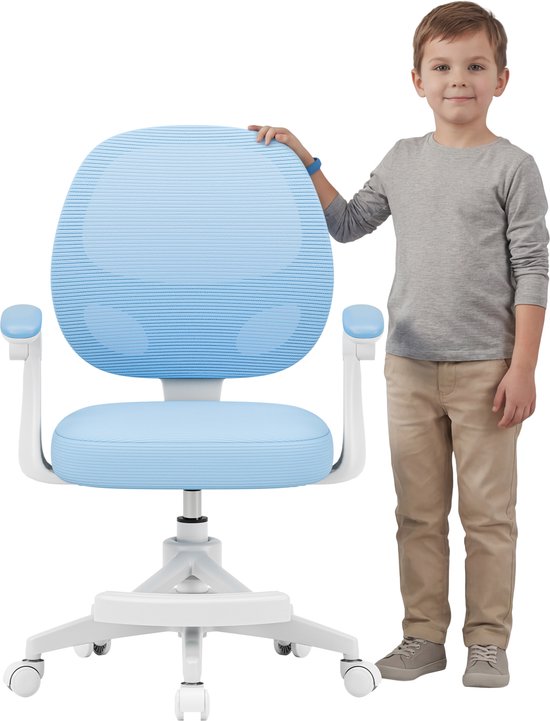 Jongen staat naast een blauwe bureaustoel op witte achtergrond.