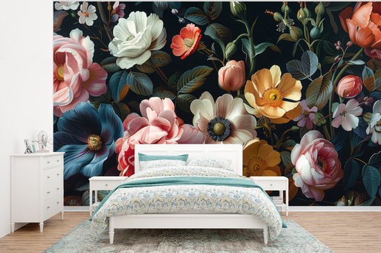 Donker behang met grote, kleurrijke bloemen in roze, blauw, oranje, geel en wit. Een bed met blauw-wit beddengoed staat ervoor.