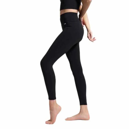 Model draagt een zwarte Under Armour legging met hoge taille, van zijkant bekeken.