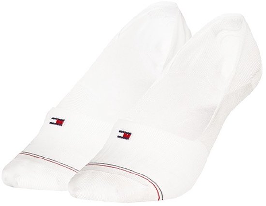 Witte Tommy Hilfiger footies met Tommy Hilfiger logo en rode/blauwe streepjes.