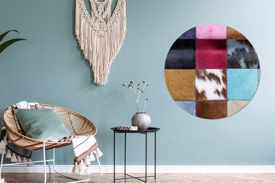 Cercle mural - Cercle mural - Un tapis coloré et à carreaux comprenant une peau de vache - Aluminium - Dibond - ⌀ 90 cm - Intérieur et Extérieur