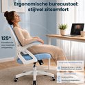 Een vrouw ontspant op een blauwe bureaustoel met verstelbare rugleuning (125°), met details over de kantelfunctie en hoogteverstelling.