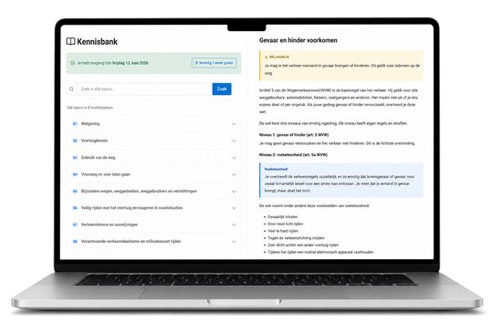Laptop met verkeerslesstof: "Gevaar en hinder voorkomen" met niveaus en oorzaken.