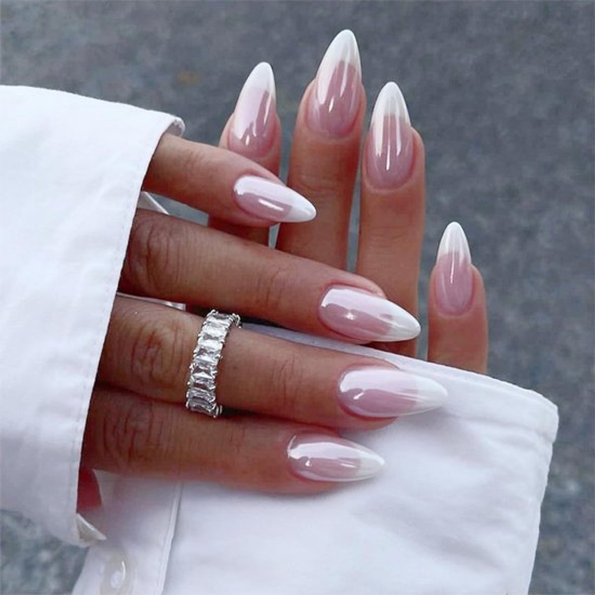 24-delige Franse persnagels in amandelvorm, chroom, glanzend en volledig bedekkend, kunstnagels voor een perfecte manicure.