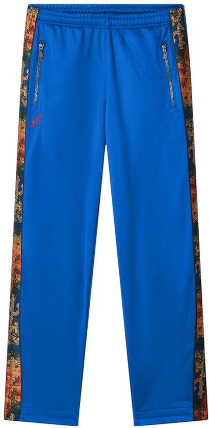 Blauwe sportbroek met trekkoord, ritszakken en bedrukte strepen aan de zijkant met een kangoeroe logo.