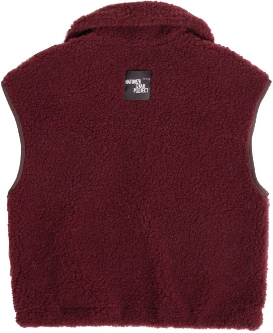 Achterkant van een bordeauxrode wollen bodywarmer met een zwart 'Natural Wear Project' label.