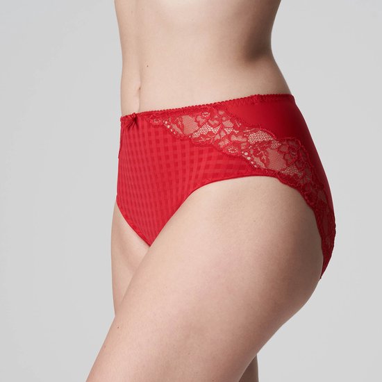 Zijaanzicht van een rode tailleslip met ruitpatroon en kanten accenten aan de zijkant van de tailleband.
