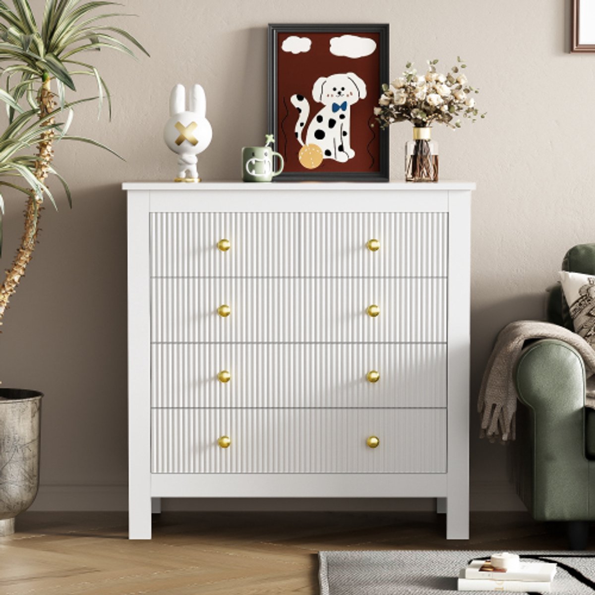 Een ladekast met vijf lades in een wit-gouden kleurenschema – een dressoir/laag kastje met vijf lades – een opbergmeubel met deuren met structuur en gouden handgrepen – wit
