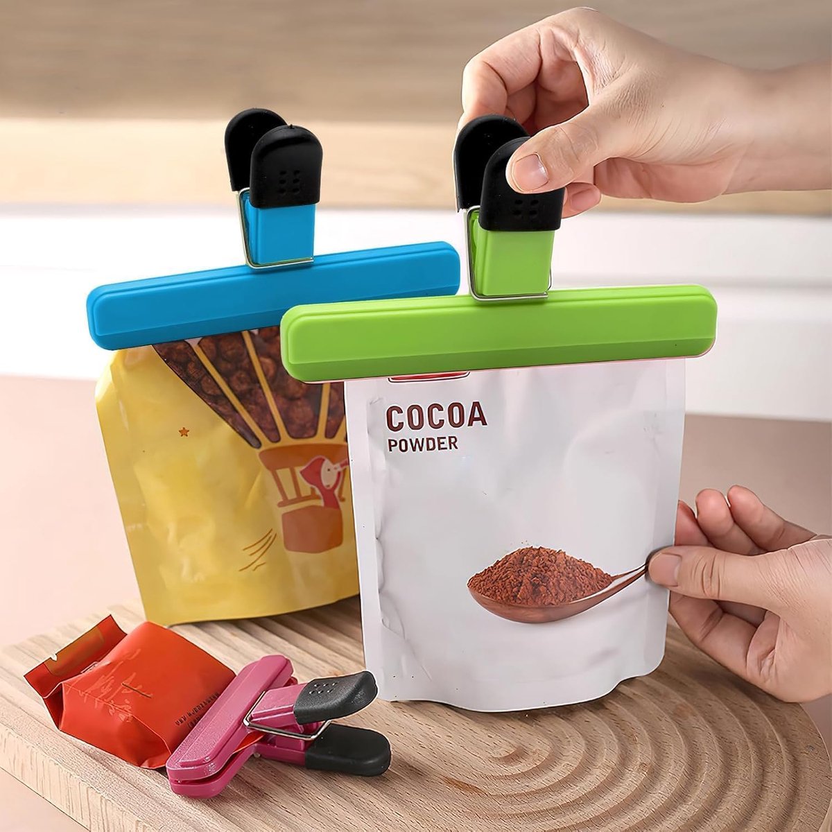 SnelShoppen - 12-delige Herbruikbare Bagage Sluitclips - Plastic Voedselclips in 4 Kleuren - 2 Maten voor Keuken, Camping en Feest