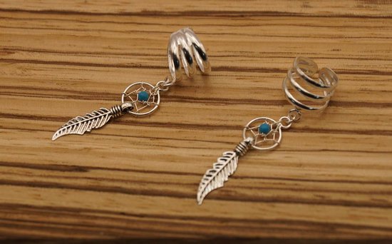 Zilveren oorclips met spiraal, dromenvangerbedel met blauwe kraal en veer aan een ketting.