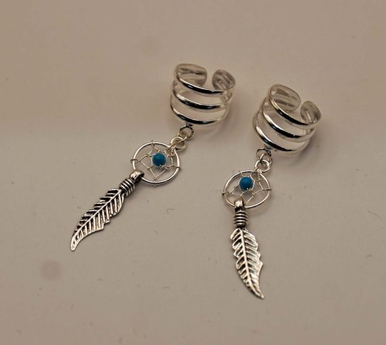 Zilveren oorclips met spiraal, dromenvangerbedel met blauwe kraal en veer aan een ketting.