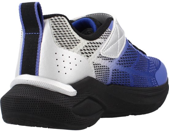 Blauwe Skechers sneaker, achterkant zichtbaar, met klittenbandsluiting.