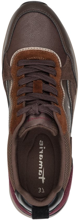 Bovenaanzicht van de bruine Tamaris sneaker met veters, mesh-tong en binnenzool met Tamaris-logo.