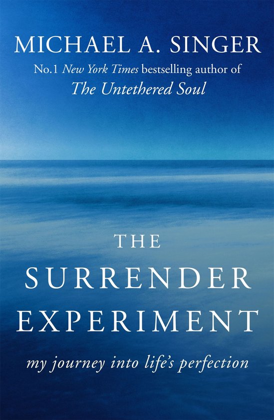 Boek "The Surrender Experiment" van Michael A. Singer, met een blauwe achtergrond van de oceaan. "my journey into life's perfection"