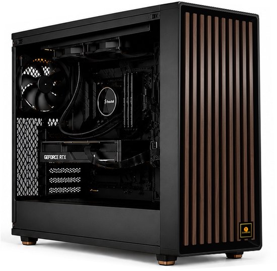 Zwarte pc-behuizing met houten lamellen aan de voorkant, zichtbare componenten zoals RTX 5070, ventilator en moederbord.