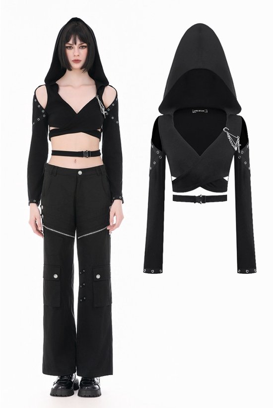 Model en losse zwarte crop top met capuchon, koude schouders, V-hals en kruisende banden. Zwarte cargobroek.