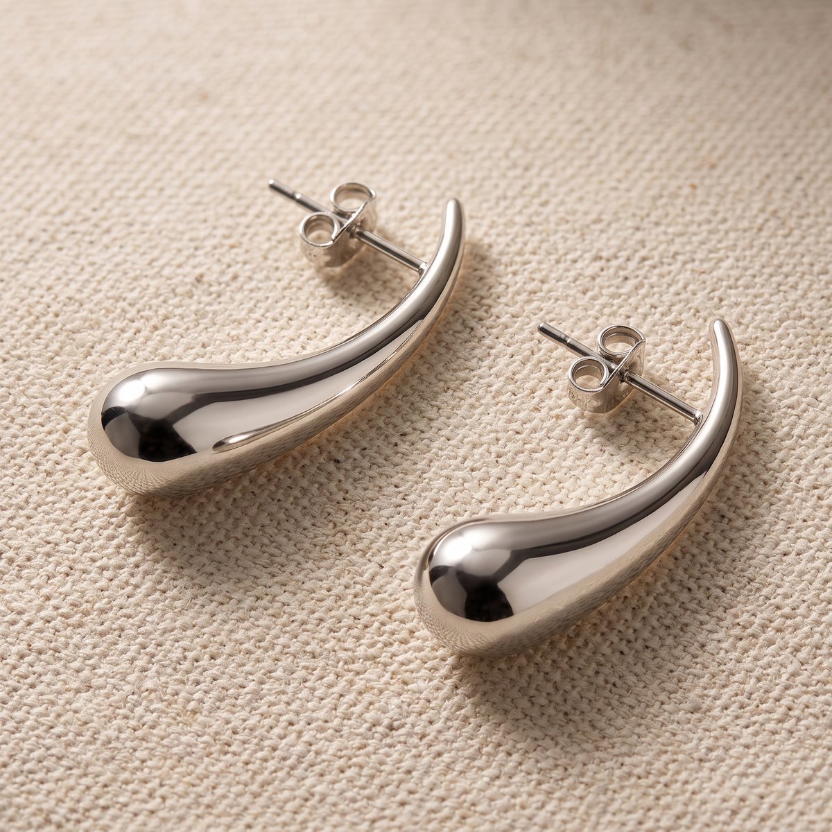 Lundholm Mirthe Oorbellen Dames Zilverkleurig – Luxe Druppel Oorbellen – Premium Stainless Steel Oorstekers – Elegante Statement Oorbellen 3 cm – Cadeau voor Vriendin - Waterproof & Hypoallergeen – Scandinavisch Design