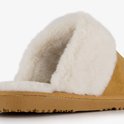 Bruine pantoffel met witte imitatiebont voering en rubberen zool.