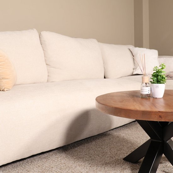 Ronde salontafel met een walnootkleurig mangohouten tafelblad, met plant en geurverspreider.