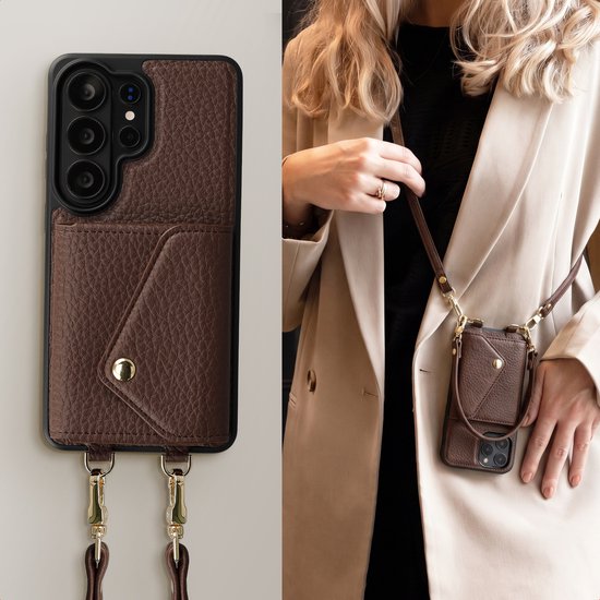 Bruine telefoonhoes met koord en pashouder, gedragen door vrouw in beige jas.