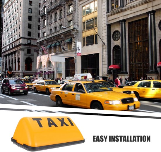 Oranje taxibord met zwarte letters 'TAXI' met tekst 'EASY INSTALLATION', voor een stadsstraat met taxi's.