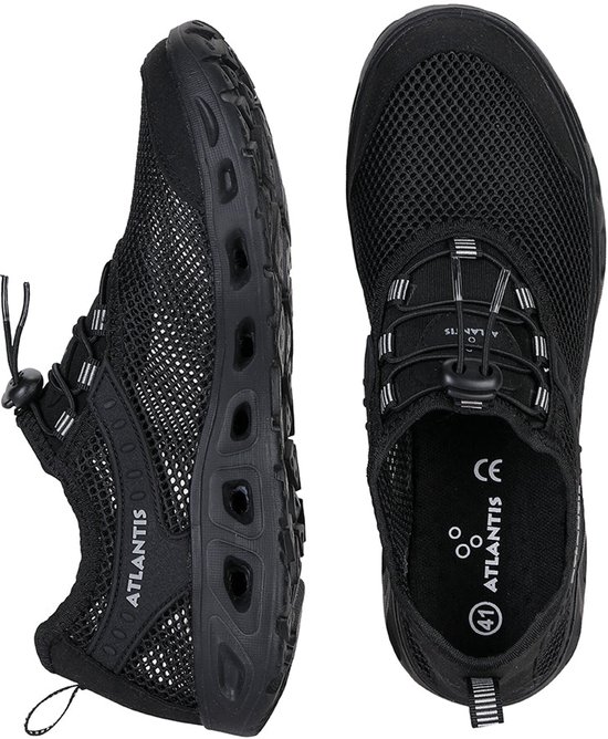 Zwarte mesh Atlantis waterschoenen met snelsluiting, van bovenaf gezien.