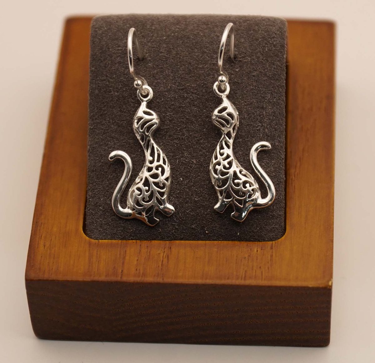Sterling zilveren oorhangers katten - sierlijke katten oorbellen gemaakt van 925 zilver - zilveren oorbellen van 2 poezen - prachtige katten oor hangers - silver cat earrings - katten liefhebbers oorbellen van zilver