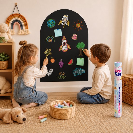 Twee kinderen maken een tekening met krijt op een grote zwarte muursticker in de vorm van een muurboog.