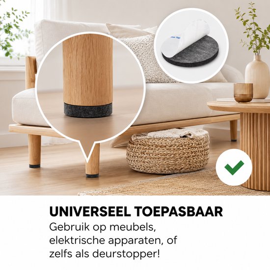 Houten stoelpoot met een rond zwart viltje, naast een bank. Inzet toont viltje met plakker.
